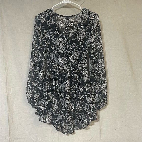 Elegant Black and White Floral one piece with V-Neck - Picture 5 of 5